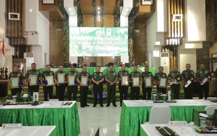 Rapat pimpinan TNI-AD yang berlangsung di Gedung Balai Prajurit Makodam V/Brawijaya, Kota Surabaya, Rabu (06/03/2024) turut dihadiri oleh sejumlah pejabat penting di wilayah teritorial Kodam V/Brawijaya