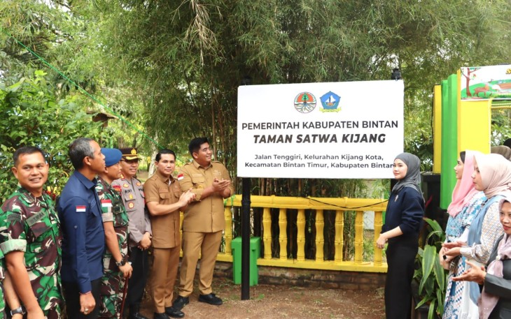 Bupati Bintan Roby Kurniawan melakukan Soft Launching Taman Satwa Kijang, Senin (12/02) sore