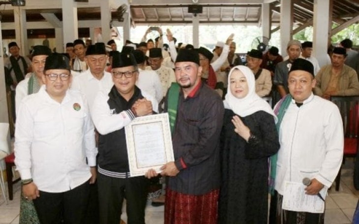 KH Zainal pun menyerahkan monumen deklarasi Forum Ulama dan Kiai Kampung (Ful Kimpung) kepada Hasto Kristiyanto.