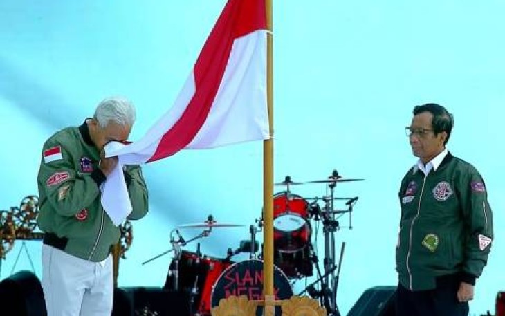 Ganjar-Mahfud menunjukkan sikap nasionalismenya dengan mencium sang Merah Putih yang ada di atas panggung acara di Jawa Timur, Kamis (8/2).