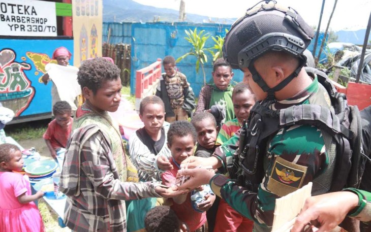 Prajurit Satgas Pamtas Mobile Yonif 330 Tri Dharma Kostrad kembali membuktikan ketulusan dan keikhlasan dalam pengabdiannya di wilayah penugasan yaitu dengan memberikan bantuan berupa baju layak pakai dan sejumlah bahan makanan kepada masyarakat yang mengungsi pasca terjadinya aksi teror yang dilakukan oleh Kelompok Separatis Teroris Papua (KSTP), bertempat di halaman Pos J2, pada Kamis (25/1/24)