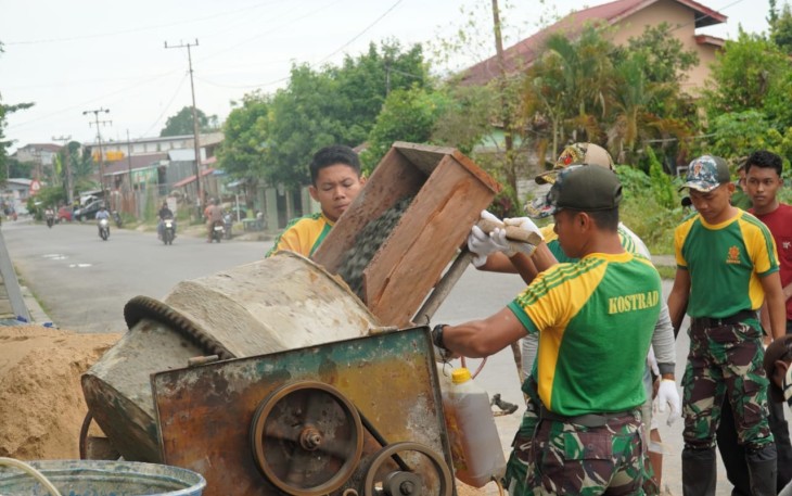 Kebersamaan Satgas Pamtas Yonarmed 11 Kostrad dan Warga Dalam Pembangunan Masjid di Perbatasan