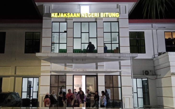 Foto saat keempat tersangka akan di giring masuk kedalam mobil tahanan