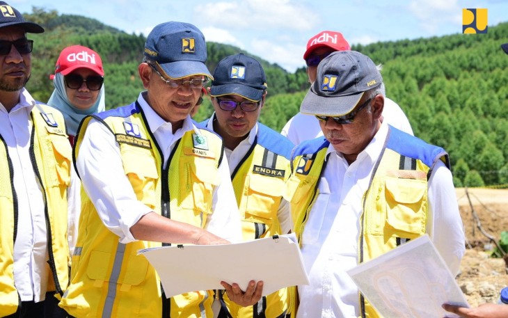 Menteri Pekerjaan Umum dan Perumahan Rakyat (PUPR) Basuki Hadimuljono meninjau pembangunan Instalasi Pengolahan Air (IPA) Sepaku di Penajam Paser Utara, Kalimantan Timur, Kamis (29/2/2024)