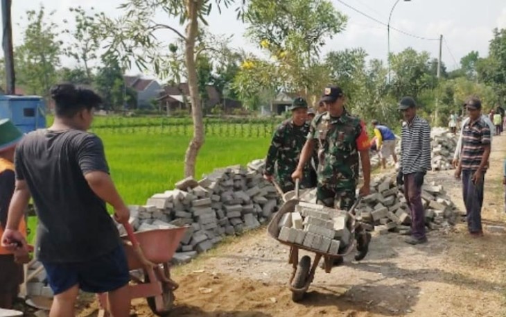 Babinsa Kodim 0802/Ponorogo Kerja Bakti Pasang Paving