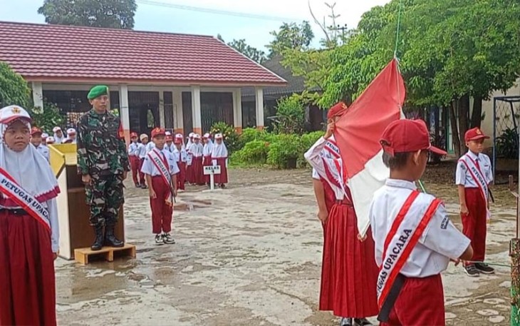 Babinsa Koramil 08/Lau Serda Agus Arahman saat Jadi Pembina Upacara Bendera  di SDN 2 Kasarangan