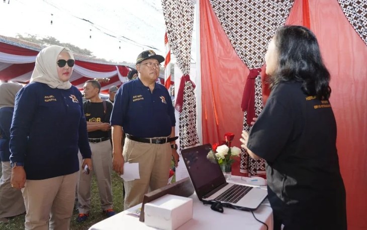Walikota Blitar Santoso Didampingi Istri Meninjau Salah Satu Stan Jobfair di Lapangan SMAN 1 Blitar, 24 Juli 2024.