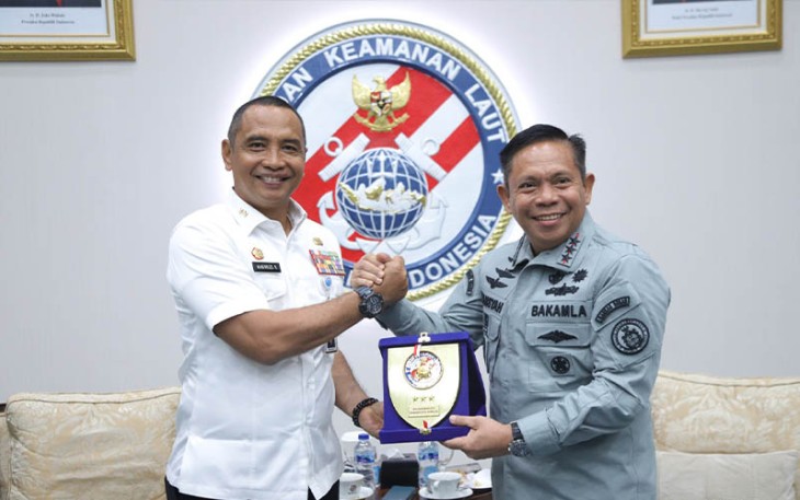 Deputi Bidang Pengelolaan Potensi Kawasan Perbatasan BNPP, Irjen. Pol. Makhruzi Rahman, S.I.K., M.H dengan Kepala Badan Keaamanan Laut (Bakamla) Laksamana Madya (Laksdya) TNI Dr. Irvansyah, di Kantor Bakamla,  Rabu, (20/2/2024).
