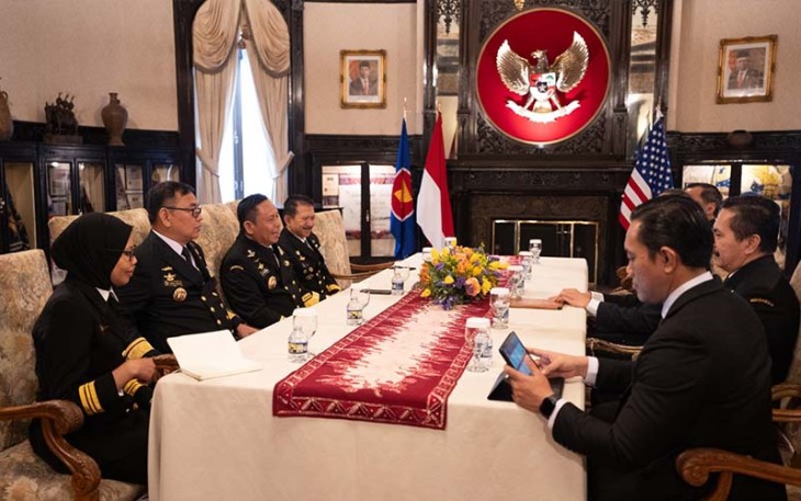 Kepala Bakamla RI disambut oleh Charge d'Affaire (CDA) Kedutaan Besar Indonesia untuk AS Ida Bagus Made Bimantara, dan Atase Pertahanan (Athan) RI Marsma TNI Edwardus Wisoko Aribowo, beserta jajaran.