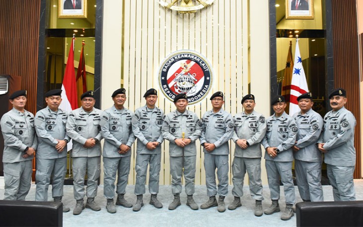 Foto bersama usai acara Serah Terima Jabatan (Sertijab) Pimpinan Tinggi Pratama Bakamla RI yang turut disaksikan oleh jajaran Pejabat Eselon I dan II Bakamla RI. Kegiatan berlangsung di Aula Ary Hasibuan Mabes Bakamla RI, Jakarta Pusat, Kamis (18/4/2024).