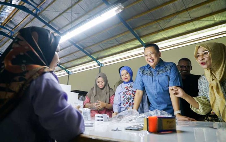 Bamsoet saat mengunjungi pabrik bulu mata dan rambut palsu PT Rosa Sejahtera Eyelashes hati ke-11 dalam kunjungan kerjanya ke Dapil-7 Jawa Tengah di Purbalingga, Minggu (28/1/24).