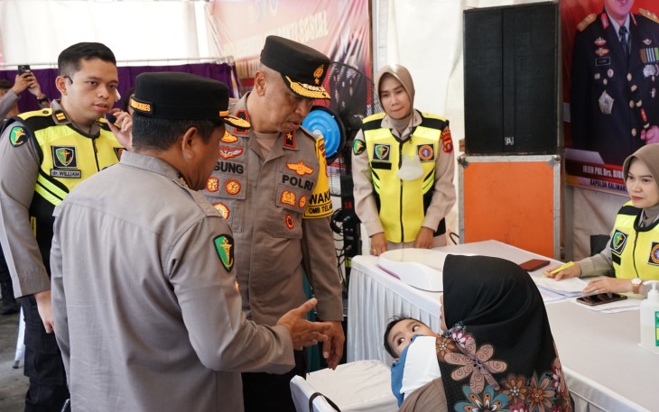  Polda Kalimantan Tengah menggelar Bakti Kesehatan dan Bakti Sosial dalam rangka Cooling System Pemilu Damai bagi warga yang bermukim di kawasan Pelabuhan Rambang, Kelurahan Pahandut, Kota Palangka Raya, Jumat (26/1)
