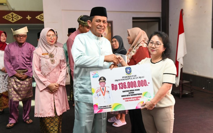 Gubernur Ansar saat Berikan Bantuan Modal kepada pengelola UMKM di Tanjungpinang