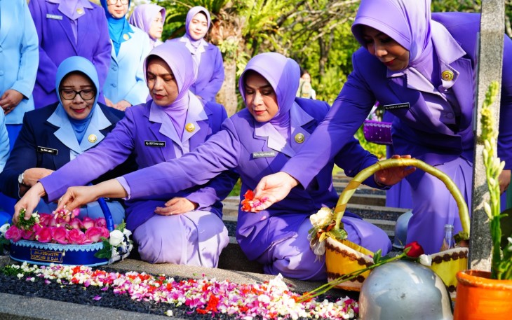 Ketum Dharma Pertiwi Pimpin Ziarah dan Tabur Bunga di TMPNU Kalibata