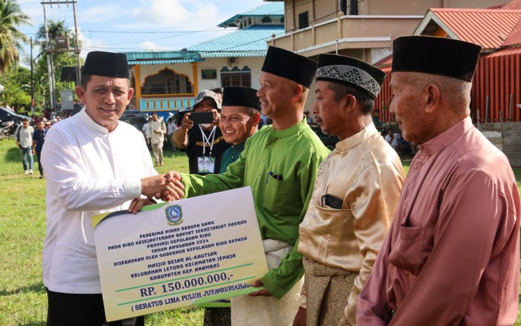 Gubernur Kepri Serahkan Bantuan Kemasyarakatan dan Groundbreaking Sejumlah Paket Strategis 2024 di Anambas