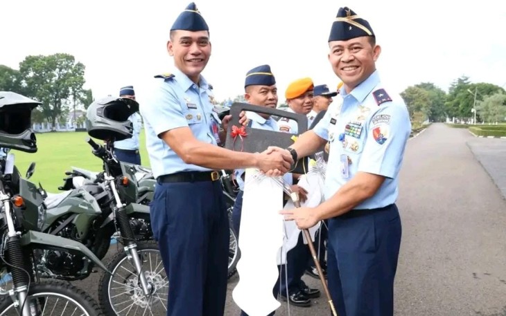 Danlanud Adi Soemarmo saat serahkan Kendaraan Dinas Bantuan dari Kemenhan Kepada Satker Jajaran