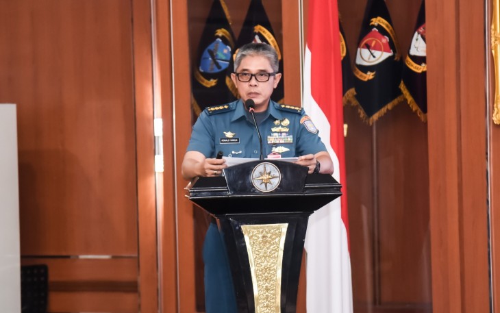 Kepala Staf Komando Lintas Laut Militer (Kas Kolinlamil) Laksamana Pertama TNI Mochammad Riza, S.E., M.Tr Opsla., CRMP, menerima paparan Rencana Operasi (RO) Trisula Jaya Tahun 2024 yang disampaikan oleh Asisten Operasi (Asops Pangkolinlamil) Kolonel Laut (P) Ronald Makana David Rarun, M.Tr. Opsla yang berlangsung di Gedung Laut Nusantara, Mako Kolinlamil, Tanjung Priok, Jakarta Utara, Selasa (9/1)