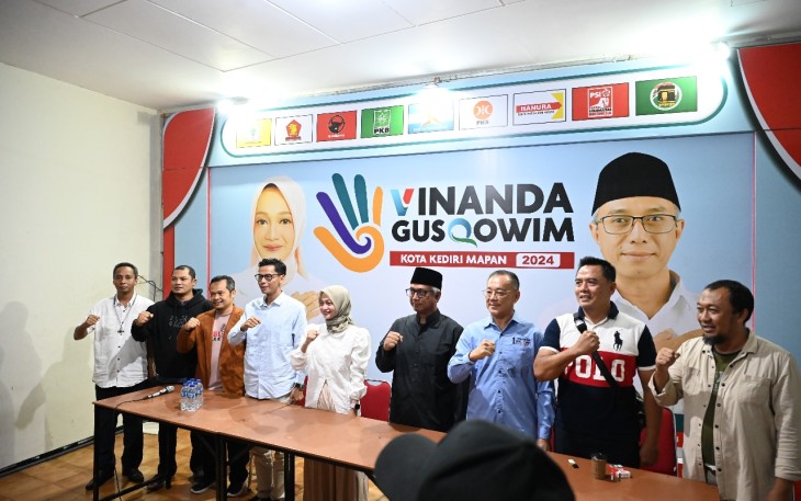Ketua Tim Pemenangan Vinanda-Gus Qowim Donny Kurniawan, dalam press conference di Posko Bolone Vinanda, Kamis (28/11/2024) malam. 