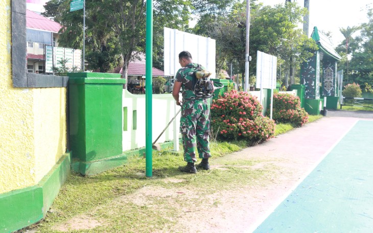 Anggota Kodim 1001/HSU-Balangan melaksanakan kerja bakti pembersihan pangkalan yang terletak di Jl. Basuki Rahmat No 12, Kel. Murung Sari, Kec. Amuntai Tengah, Kab. Hulu Sungai Utara, Selasa (09/01/2024)