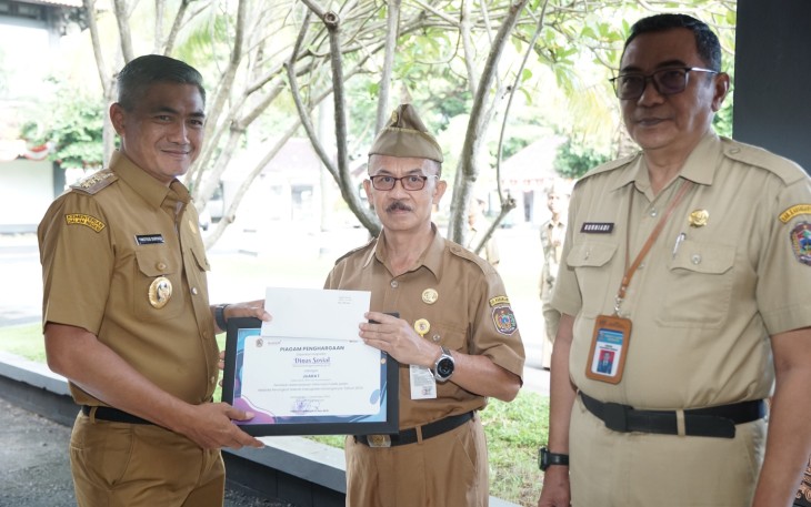 Penyerahan penghargaan kepada Dinsos Karanganyar sebagai juara 1 Lomba Website PPID OPD tingkat kabupaten, di Halaman Kantor Bupati Karanganyar, Senin (2/12/2024).