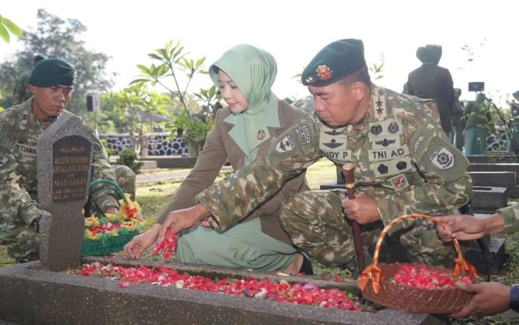 Pangdivif 1 Kostrad saat Pimpin Ziarah di TMP Pondok Rajeg