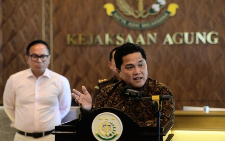 Menteri BUMN Erick Thohir seusai menandatangani nota kesepahaman atau MoU tentang pengembangan penerapan penguatan tata kelola, manajemen risiko, dan pengendalian intern di BUMN yang disaksikan Jaksa Agung Sanitiar Burhanuddin di Kantor Pusat BPKP, Jakarta, Senin (4/3/2024). 