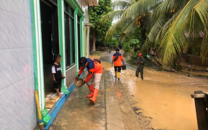 Tim gabungan melakukan pembersihan fasilitas peribadatan yang terdampak banjir di Kabupaten Dharmasraya, Sumatra Barat.