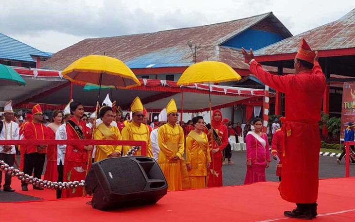 Penyambutan walikota Bitung Wakil Walikota Bitung oleh toko adat di upacara acara puncak Adat Tulude