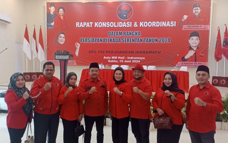 Kader PDIP Indramayu, Nina Agustina (tengah) saat menghadiri rapat konsolidasi dan koordinasi yang digelar DPC PDI Perjuangan Indramayu dalam rangka persiapan Pilkada Serentak, Sabtu (15/6/2024).