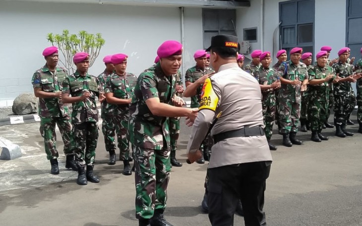 Danyonmarhanlan VIII Bitung, Letkol Marinir Aditya Indarto, S.E., M.Tr.opsla menerima kunjungan Kapolda Sulawesi Utara Irjen Pol Yudhiawan, S.H., S.I.K., M.H., M.Si, bersama rombongan di Mako Yonmarhanlan VIII Jl. RE Martadinata No. 02 Bitung Barat, Kec. Maesa Kota Bitung Selasa, (16/1/2024)