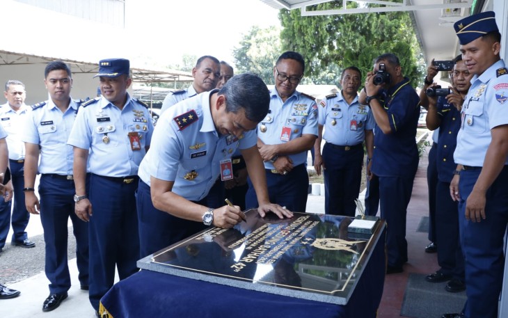 Dankoharmatau secara resmi menandatangani prasasti peresmian renovasi Gedung Sathar 42. Suatu momen bersejarah yang tidak hanya mengubah tatanan fisik, tetapi juga membangun cerita baru bagi personel Satuan Pemeliharaan (Sathar) 42