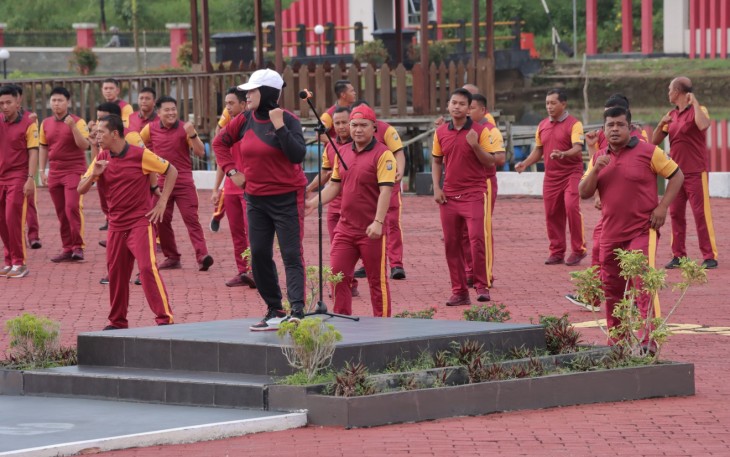 Personel Polres Lingga Dengan Olahraga Bersama