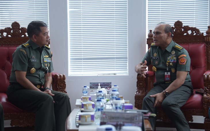  Kapuspen TNI Mayjen TNI Dr. Nugraha Gumilar, M.Sc., didampingi Kolonel Inf I Ketut Murda (Kabidum), Kolonel Sus Aidil  (Kabid MC), Kolonel Laut (P) Agung Saptoadi (Kabidpenum), dan Letkol Cba Tedi Rudianto (Kabidinternasional) bersilaturahmi dengan Rektor Universitas Pertahanan (Unhan) Letjen TNI Jonni Mahroza, bertempat di Kampus Unhan, Salemba, Jakarta Pusat, Selasa (13/2/2024)