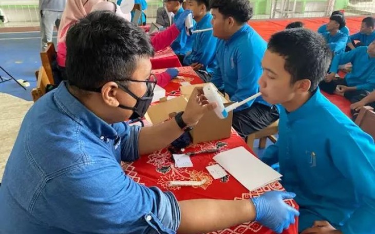 Pemeriksaan CO analyzer kepada pelajar di SMK Tirtajaya Depok, Jumat (22/11/24)