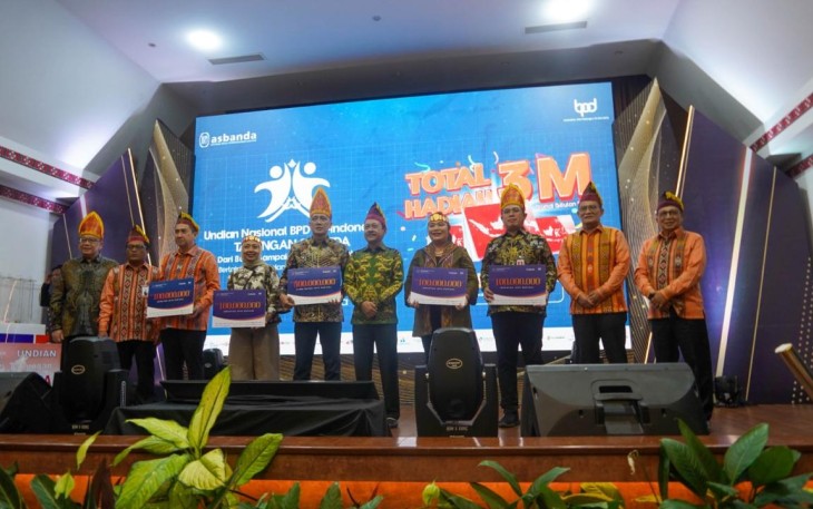 Penyerahan hadiah Juara Penghimpun Dana Terbesar Undian Simpeda