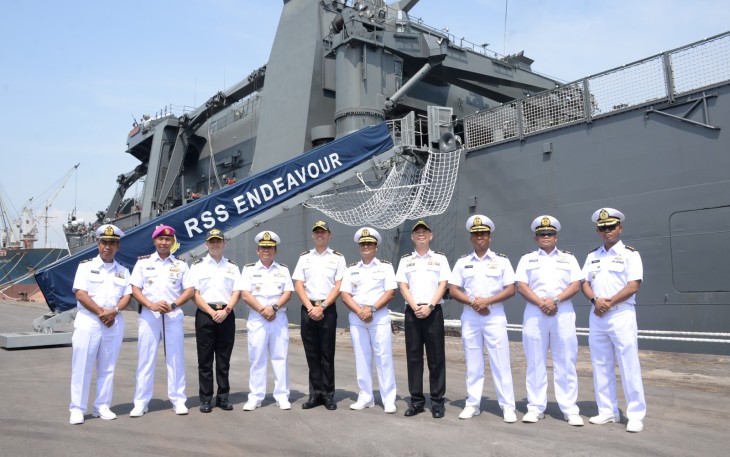 Komandan Pangkalan Utama TNI AL (Danlantamal) V Brigjen TNI Marinir Joni Sulistiawan, S. H., M. Han., yang diwakili oleh Asisten Operasi (Asops) Danlantamal V Kolonel Laut (P) Muhammad Taufik, M. Tr. Hanla., M. M., menyambut kedatangan Kapal Perang Republic of Singapore Navy (RSN)  RSS Endeavour (210) di Dermaga Jamrud Utara Tanjung Perak, Surabaya. Kamis (11/01/2024)
