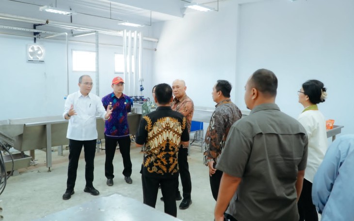 Menteri Teten saat melakukan kunjungan kerja ke Kabupaten Batu Bara untuk melihat progres pembanguan Rumah Produksi  Bersama Komoditas Cabai Merah yang berada di Desa Lubuk Cuik, Kecamatan Lima Puluh Pesisir, Kamis (14/03/2024).
