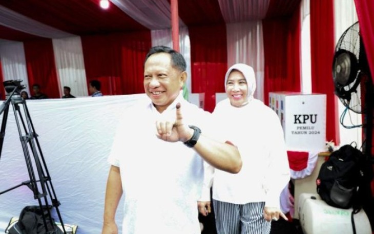 Mendagri Muhammad Tito Karnavian ikut menyalurkan hak pilihnya di Tempat Pemungutan Suara (TPS) 01 Widya Chandra, Senayan, Jakarta Selatan, Rabu (14/2/2024).
