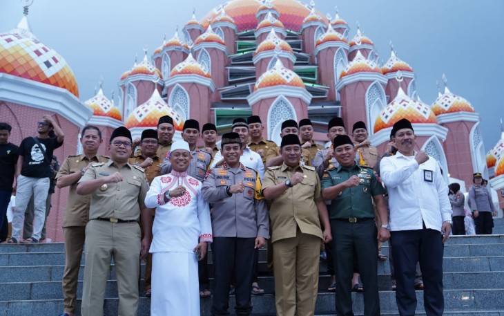 Pangdam XIV/Hsn Bersama Masyarakat Sulsel Mengikuti Zikir dan Doa Kebangsaan Untuk Pemilu Damai 2024