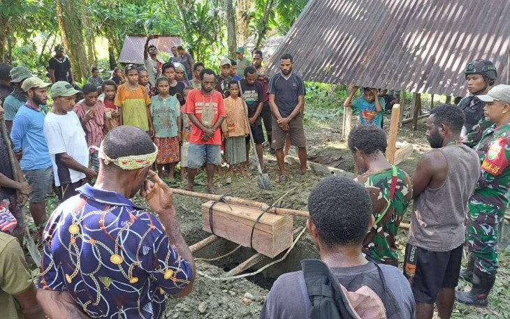 Satgas Yonif 310/KK Bantu Pemakaman Anak Balita