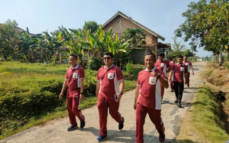 Kapolsek Belitang III Bersama Personelnya Melakukan Olahraga Jalan Santai Bersama