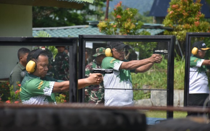 Pangdam XVIII/Kasuari, Mayjen TNI Ilyas Alamsyah, S.E., M.Tr.(Han)., memimpin langsung jalannya latihan menembak pistol bersama para pejabat Kodam XVIII/Kasuari, di Lapangan Tembak Lodewijk Mandatjan, Makodam, Trikora, Arfai 1, Manokwari, Papua Barat, Sabtu (10/2/2024)