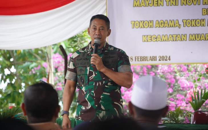 Pangdam IM Mayjen TNI Novi Helmy Prasetya, S.I.P, M.I.P saat Anjangsana dengan Warga Simpang Beutong Pidie, Minggu (18/2/2024).