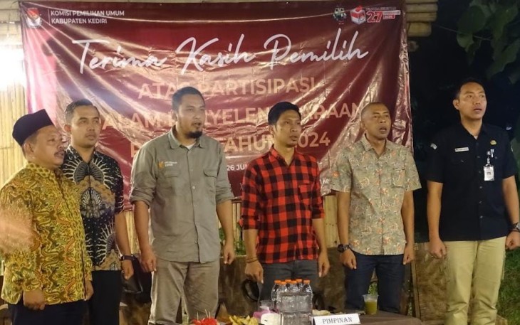 Foto Bersama saat acara di Cafe Sisi Kiri Sungai Desa Paron Kecamatan Ngasem Kabupaten Kediri, Jawa Timur, Rabu (26/6/2024) pukul 20.00 WIB.