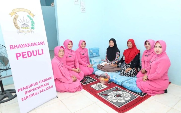 Ketua Bhayangkari Cabang Tapanuli Selatan, Ny. Meylinda Yasir Ahmadi, mengunjungi anak dari salah satu anggotanya, Ny. Lilis Susanto.