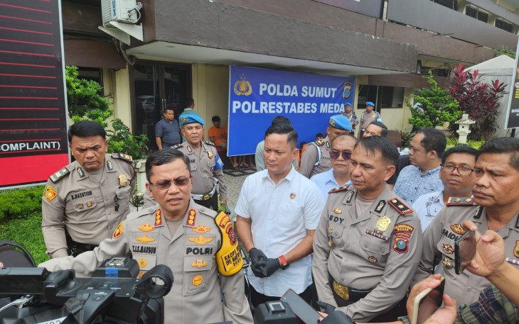 Kapolrestabes Medan Kombes Pol Teddy John Sahala Marbun didampingi Kasat Reskrim Polrestabes Medan, Kompol Jama Kita Purba, SH, MH, Kapolsekta Delitua, Kompol Dedi Dharma, SH, MH, Kapolsekta Patumbak, Kompol Paidir Chaniago, SH, MH dan Kasi Humas Polrestabes Medan, Iptu Ijrah Nasution, SH kepada wartawan, Selasa (9/1/2024)