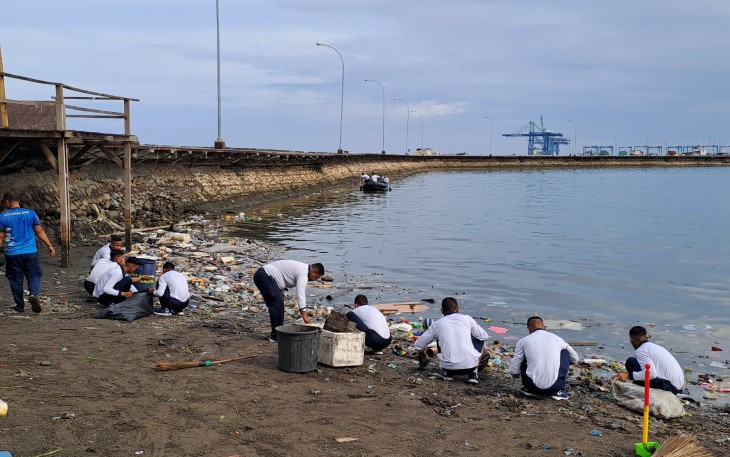 Dalam rangka melaksanakan program Gerakan Mako dan Komplek TNI AL Tertib, Bersih dan Rapi (Gempal Terbesar), Lantamal VI Makassar melaksanakan bersih-bersih (Kurve) Markas Komando Lantamal VI , Selasa (23/01/2024)