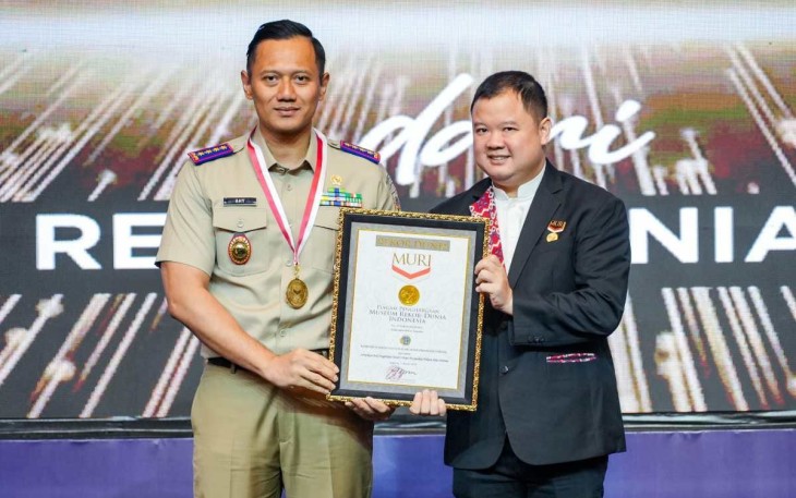 Menteri ATR/Kepala BPN, Agus Harimurti Yudhoyono saat menerima Rekor MURI yang diserahkan oleh Wakil Direktur MURI 