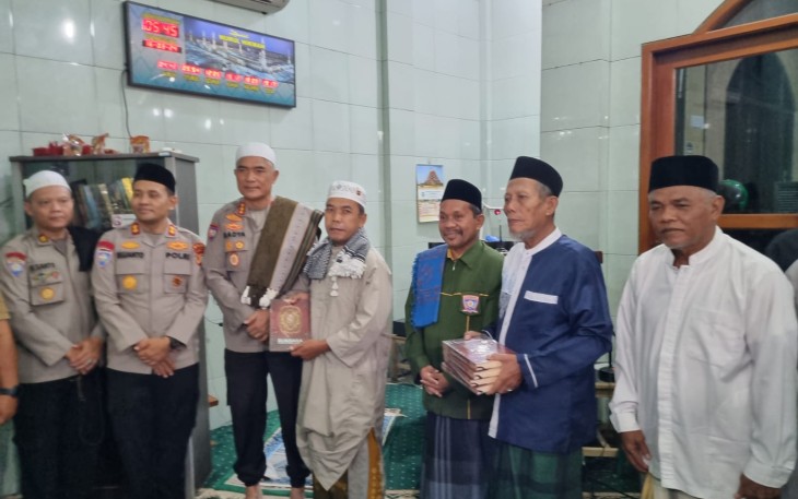 Ditbinmas Polda Metro Jaya Gelar Subuh Keliling Seraya Serahkan Bantuan Alquran dan Sembako
