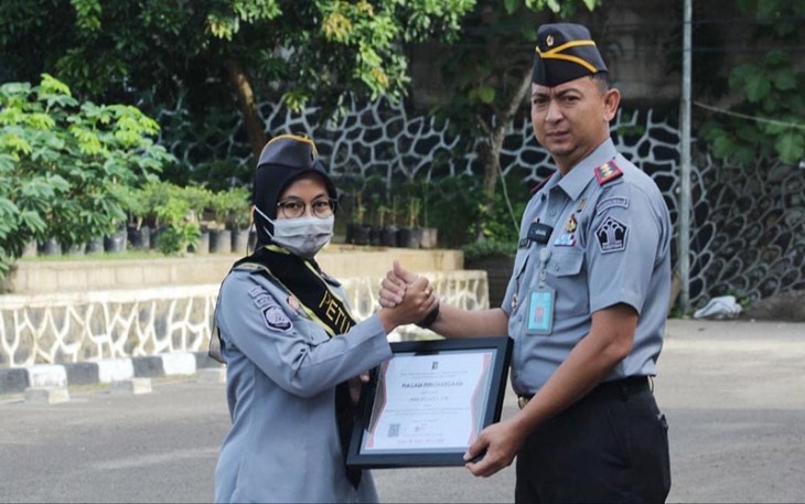 Lapas Cilegon Berikan Piagam Penghargaan pada Pegawai